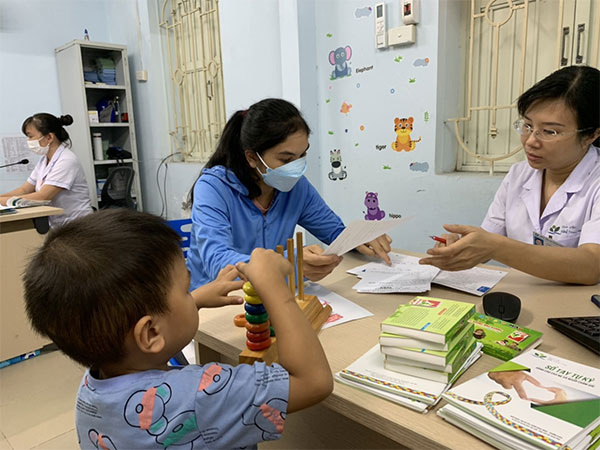 Nhãn hàng Vương Não Khang kết hợp khoa Tâm bệnh - Bệnh viện Nhi Trung Ương tặng quà trung thu cho trẻ